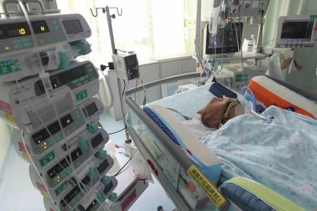河南三門峽市（shì）5歲男童被高空拋物的瓷磚砸中身亡 誰擔責？