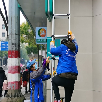 員工風采-農業銀行（háng）清洗地區招牌門頭保養